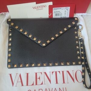 VALENTINO GARAVANI Pebbled Calfskin Medium Rockstud Envelope Wristlet Black